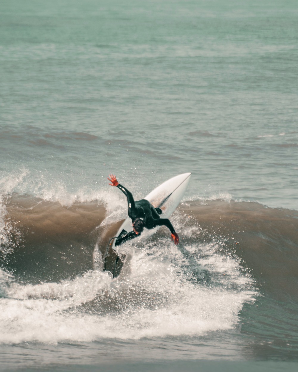 Surfeur en pleine manœuvre aérienne